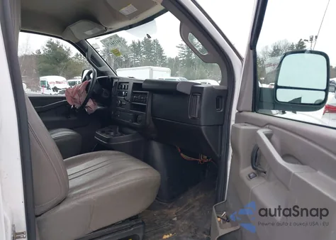 2017 Chevrolet Express 2500 Work Van z USA, uszkodzony, nr VIN 1GCWGAFF6H1178721